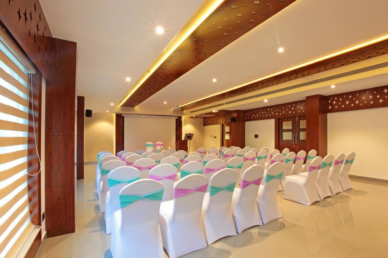 Hotel Ceasar Palace Thodupuzha Exteriér fotografie